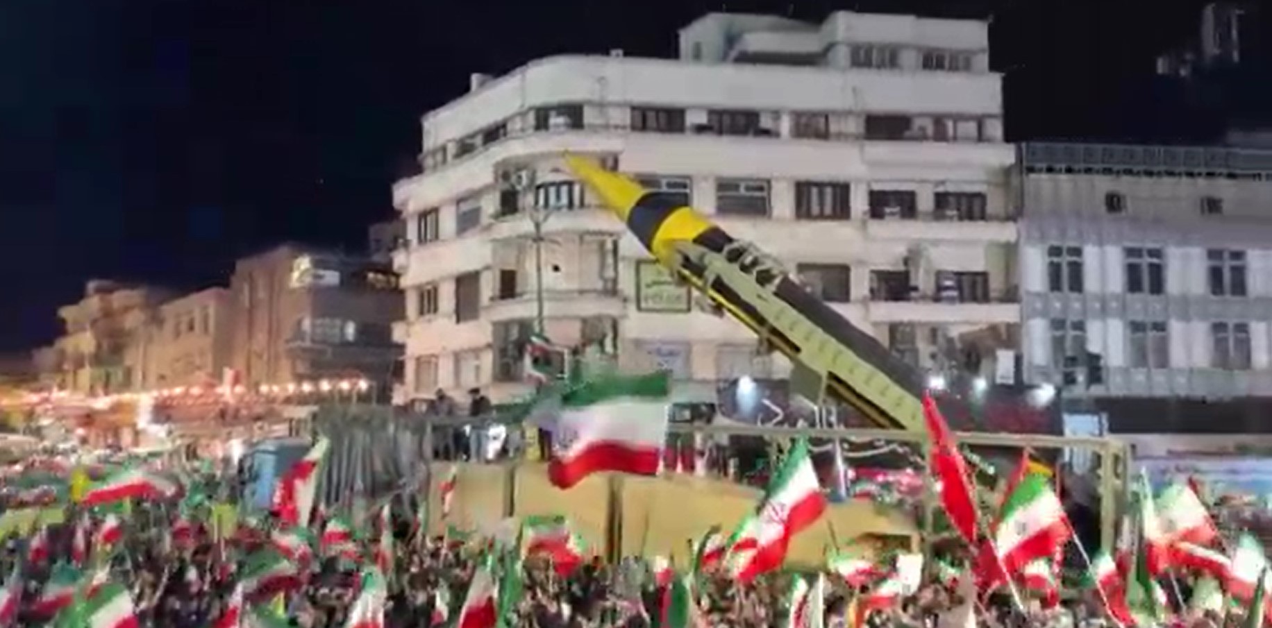 Irã exibe mísseis balísticos em desfile militar no mesmo dia em que Trump anuncia cessar-fogo